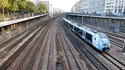 Un TER quitte la gare Saint Lazare, à Paris, le 20 novembre 2020.&nbsp; (LUDOVIC MARIN / AFP)