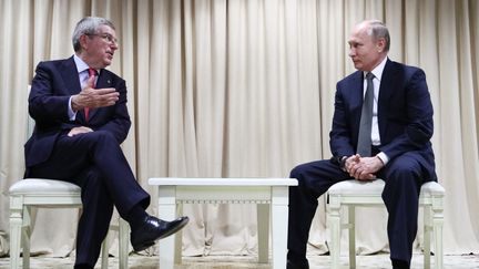 Le président du Comité International Olympique (CIO) Thomas Bach, et le président russe, Vladimir Poutine, lors d'une rencontre en juin 2019, lors des Jeux européens à Minsk (Biélorussie). (SERGEI BOBYLYOV / AFP)