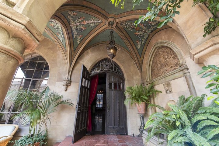 Vue de l'entrée du hall depuis le restaurant de l'hôtel&nbsp;Chateau Marmont, à Hollywood.&nbsp; (VALERIE MACON / AFP)