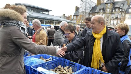 &nbsp; (Pas de rose ou de logo PS pour Jean-Yves Le Drian, mais une écharpe jaune. © Maxppp)