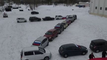 Dans le cadre de la guerre en Ukraine, la bataille se mène sur le front militaire, mais aussi sur le front de l'information.&nbsp;En Russie, les manifestations anti-guerre sont réprimées, et oser parler de guerre d'Ukraine est passible de prison.&nbsp;Cependant, une grande majorité de Russes soutient le président Vladimir Poutine. (FRANCE 2)