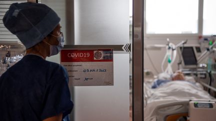 Un patient infecté par le Covid-19 pris en charge par le service&nbsp;de réanimation d'un hôpital à Vannes (Morbihan), en avril 2021. Photo d'illustration. (LOIC VENANCE / AFP)