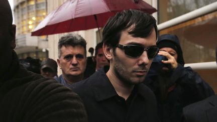 Martin Shkreli quitte le tribunal fédéral à Brooklyn (New-York, Etats-Unis), le 17 décembre 2015. (LUCAS JACKSON / REUTERS)