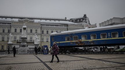 Des habitants de la ville de Kiev, en Ukraine, le 10 décembre 2023. (OZGE ELIF KIZIL / ANADOLU / AFP)