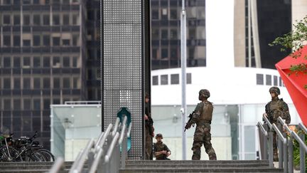 Des militaires patrouillent dans le quartier de La Défense le 30 juin 2020. (CHRISTOPHE ARCHAMBAULT / AFP)