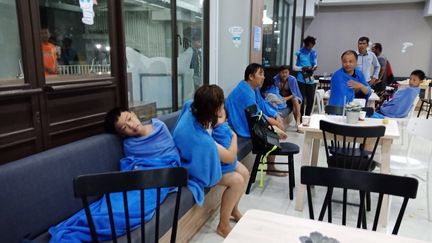 Des passagers secourus après le naufrage de leur embarcation, le 5 juillet 2018, à&nbsp;Phuket, en Thaïlande. (KRITSADA MUENHAWONG / AFP)