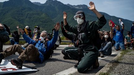 Des membres du collectif Les Soulèvements de la Terre à La Chapelle (Savoie) pour dénoncer la construction de la ligne TGV Lyon-Turin, le 17 juin 2023. (NICOLAS LIPONNE / HANS LUCAS / AFP)