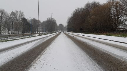 Route enneigée à Quimper, le 11 février 2020 (photo d'illustration). (Nicolas Blanzat / RADIO FRANCE)