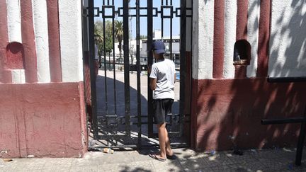 La porte du stade algérois devant laquelle cinq personnes sont mortes dans une bousculade à l'entrée du conceert du rappeur Soolking le jeudi 22 août. (RYAD KRAMDI / AFP)