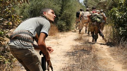 Des combattants libyens du gouvernement d'union nationale progressent vers des positions tenues par le groupe Etat islamique à Syrte (Libye), dimanche 31 juillet 2016. (GORAN TOMASEVIC / REUTERS)