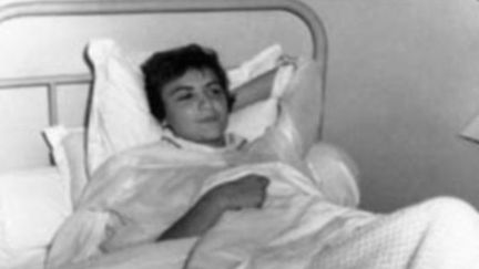 Françoise Sagan après son accident de voiture en 1957
 (DR)