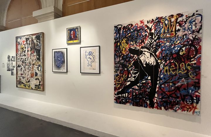 Les pionniers en ouverture de l'exposition "Capitale(s), 60 ans d'art urbain à Paris", avec une oeuvre de&nbsp;Blek le Rat (au premier plan à droite). (LAURE NARLIAN / FRANCEINFO CULTURE)