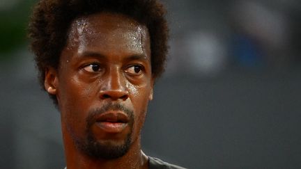 Gaël Monfils alors de son match contre Novak Djokovic, à Madrid, le 3 mai 2022. (GABRIEL BOUYS / AFP)