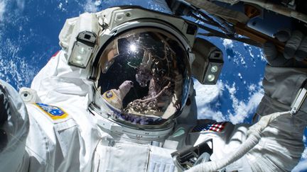 L'astronaute am&eacute;ricain&nbsp;Barry Wilmore se prend en photo lors d'une sortie dans l'espace depuis la station spatiale internationale, le 21 f&eacute;vrier 2015. (NASA / SIPA)