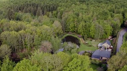 Deux anciens citadins, habitants à Paris et Nantes (Loire-Atlantique), ont décidé de bouleverser leur travail et toute leur vie, afin de découvrir de nouveaux horizons, en Bretagne, dans la forêt de Fougères. (CAPTURE ECRAN FRANCE 2)