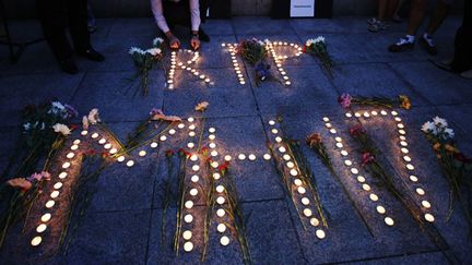 &nbsp; (Les hommages sont nombreux à travers le monde depuis le crash de jeudi dernier © Reuters)