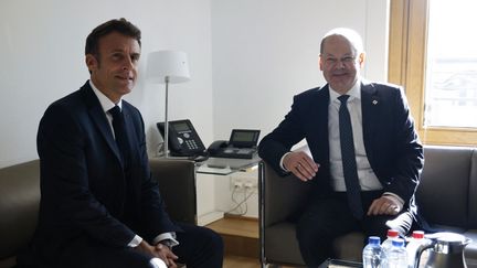 Le président de la République, Emmanuel Macron, et le chancelier allemand, Olaf Scholz, lors d'un sommet européen à Bruxelles le 20 octobre 2022.&nbsp; (LUDOVIC MARIN / AFP)