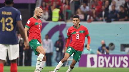 Sofyan Amrabat et Azzedine Ounahi, ici lors de la demi-finale de Coupe du monde entre le Maroc et la France, le 14 décembre 2022, pourraient animer le marché des transferts hivernal. (JEAN CATUFFE / AFP)