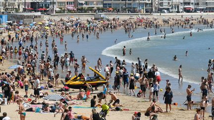 De nombreux touristes ont passé le week-end sous le soleil, comme ici aux Sables d'Olonne, le 31 mai.&nbsp; (FRANCK DUBRAY / MAXPPP)