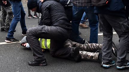 Des policiers appliquant la technique du plaquage ventral pendant une manifestation des "gilets jaunes", le 29 décembre 2018. (illustration) (FRANCOIS LO PRESTI / AFP)