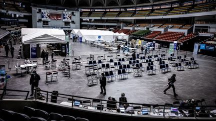 Le centre de vaccination du Palais des Sports de Gerland, à Lyon, le 23 avril 2021. (JEAN-PHILIPPE KSIAZEK / AFP)