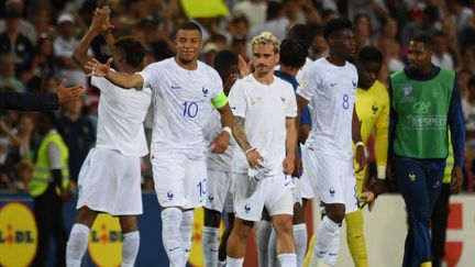 Kylian Mbappé et Antoine Griezmann après la victoire des Bleus face à Gibraltar, le 16 juin 2023. (FRANCK FIFE / AFP)