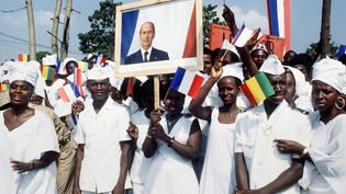 Guineans stop the portrait of Valéry Giscard d'Estaing during an official trip to Guinea from 20 to 22 December 1978. (GEORGES BENDRIHEM / AFP)