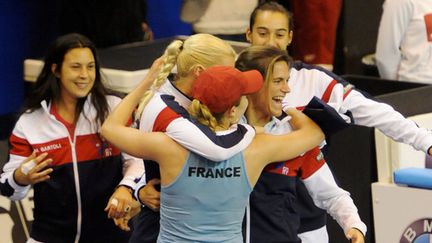 La joie des Françaises Marion Bartoli, Caroline Garcia, Amélie Mauresmo et Kristina Mladenovic autour d'Alizé Cornet