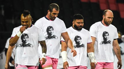 Les joueurs du Stade Français avec un t-shirt en hommage à Christophe Dominici (JEAN-PHILIPPE KSIAZEK / AFP)