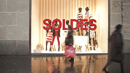 Les soldes dans un grand magasin &agrave; Paris, le&nbsp;22 septembre 2011. (NATHAN ALLIARD / PHOTONONSTOP / AFP)