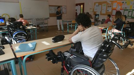 Des élèves handicapés dans une classe près de Lyon, le 1er septembre 2016. (PHILIPPE DESMAZES / AFP)