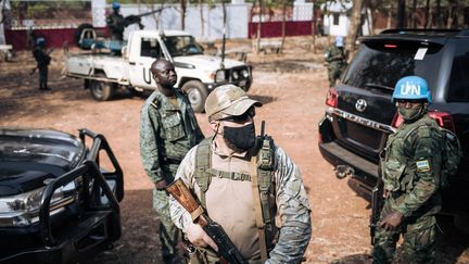 Un soldat de la Minusca, un agent de sécurité privé russe et un membre centrafricain de la garde présidentielle en mission conjointe à Bangui, le 27 décembre 2020, pour assurer la sécurité du président Faustin Archange Touadera. (ALEXIS HUGUET / AFP)