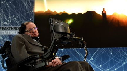 Le scientifique Stephen Hawking, le 12 avril 2016 à New York (Etats-Unis). (TIMOTHY  A. CLARY / AFP)