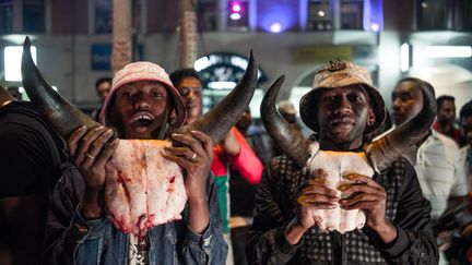 Les supporters malgaches célèbrent la victoire de leur épuipe nationale, dans les rues d'Antananarivo, le 7 juillet 2019. (RIJASOLO / AFP)