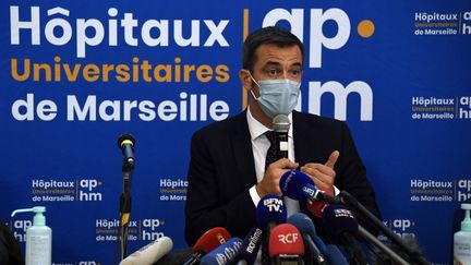 Le ministre de la Santé, Olivier Véran, lors d'une conférence de presse à Marseille, le 25 septembre 2020. (CHRISTOPHE SIMON / AFP)