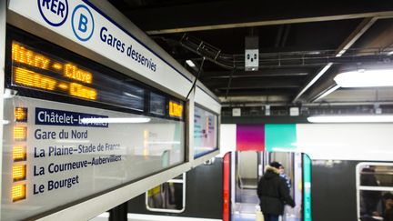 Une rame du RER B à la station Châtelet-les-Halles, à Paris, le 8 mars 2016. (GEOFFROY VAN DER HASSELT / AFP)