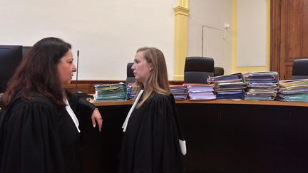 Myriam Guedj-Benayoun (G) et Pauline Loirat, avocates de parties civiles dans le procès de 19 personnes jugées à Châteauroux (Indre) pour avoir accueilli sans agrément des mineurs, le 14 octobre 2024. (JEAN-FRANCOIS MONIER / AFP)