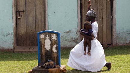 Une fid&egrave;le appartenant au&nbsp;mouvement charismatique&nbsp;Holy Spirit&nbsp;est en plein rituel dans un sanctuaire de&nbsp;Gulu (Ouganda), le 15 f&eacute;vrier 2015. (JAMES AKENA / REUTERS)