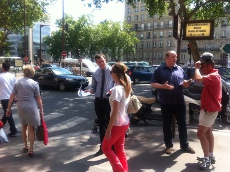 Franck Faveur (MoDem) fait campagne à Neuilly-sur-Seine, le 2 juin 2012. (CR)