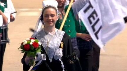 Diane Soubigou, Reine de Cornouaille 2012, en tête du Bagad Plougastell
 (France 3 / Culturebox)