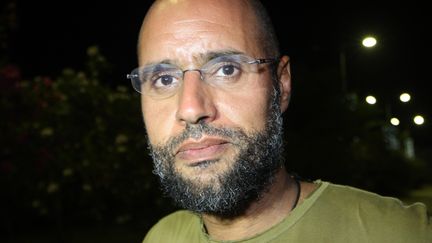 Sa&iuml;f al-Islam Kadhafi, le deuxi&egrave;me fils du dictateur d&eacute;funt Mouammar Kadhafi, le 23 ao&ucirc;t 2011 dans les rues de Tripoli (Libye). (IMED LAMLOUM / AFP)