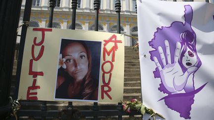 Le portrait de Julie Douib est accroché aux grilles de la cour d'assises de la Haute-Corse, à Bastia, au premier jour du procès de son ex-compagnon. (PASCAL POCHARD-CASABIANCA / AFP)