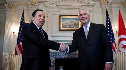 Rencontre à Washington entre le ministre tunisien des Affaires étrangères, Khemaies Jhinaoui (à gauche), et le secrétaire d'Etat américain, Rex Tillerson (à droite), le 13 mars 2017 au Département d'Etat à Washington. ( REUTERS - Aaron P. Bernstein)