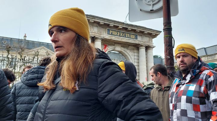 Karine Duc, coprésidente de la Coordination rurale du Lot-et-Garonne, devant la préfecture à Agen, le 23 janvier 2024. (FABIEN MAGNENOU / FRANCEINFO)