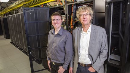 Jack Copeland (à droite) et Jason Long (à gauche), qui ont restauré le plus vieil enregistrement de musique jouée par ordinateur, le 6 septembre 2016. (STR / UNIVERSITY OF CANTERBURY / AFP)