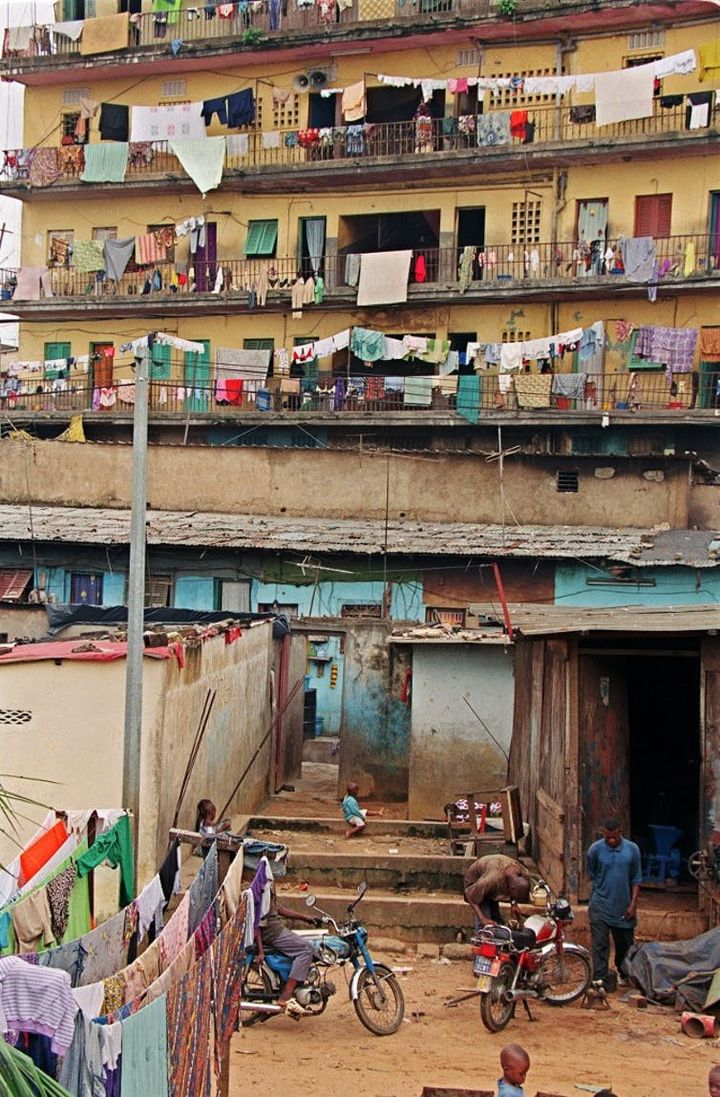 Un immeuble à Abidjan, juin 2000. 


 (ISSOUF SANOGO/AFP)