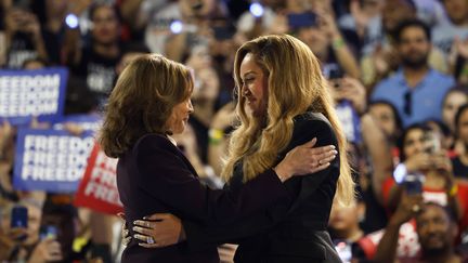 La candidate démocrate Kamala Harris et la chanteuse Beyoncé se serrent dans les bras, le 26 octobre 2024, lors d'un meeting de campagne à Houston (Texas). (ANNIE MULLIGAN / AP / SIPA)