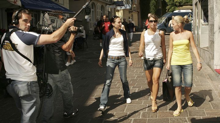 Les WAGs en pleine s&eacute;ance de shopping dans les rues de Baden-Baden, en Allemagne, lors de la Coupe du monde 2006. (PETER MACDIARMID / GETTY IMAGES EUROPE)