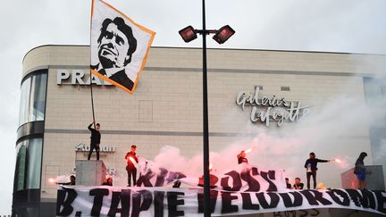 Des supporters de l'OM rendent hommage à Bernard Tapie devant le Stade Vélodrome de Marseille (Bouches-du-Rhône) le 3 octobre 2021 (CLEMENT MAHOUDEAU / AFP)