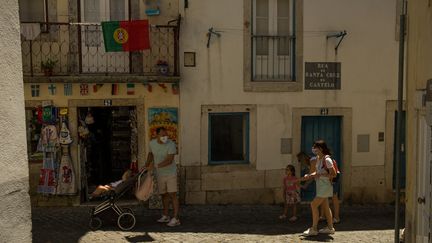 Une famille dans les rues de Lisbonne (Portugal), le 25 juin 2021. (DAVIDE BONALDO / CONTROLUCE / AFP)